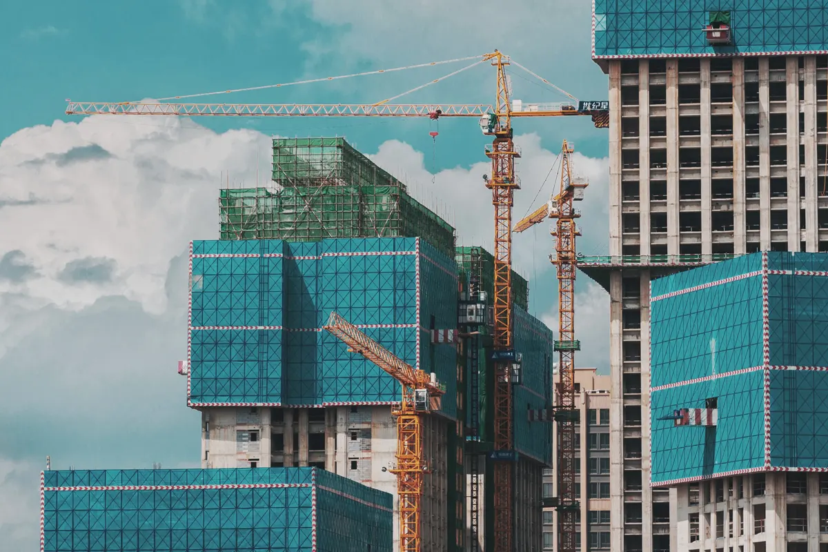 Grues de chantier et bâtiment en construction